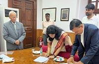 भारत के राष्ट्रीय अभिलेखागार ने अंतरराष्ट्रीय स्तर पर प्रशंसित वैज्ञानिक स्वर्गीय डॉ. राम बक्स सिंह का बहुमूल्य संग्रह हासिल कर लिया है, जिन्होंने अपने अभूतपूर्व योगदान से बायोगैस प्रौद्योगिकी के क्षेत्र में क्रांति ला दी थी।