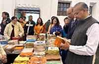 अभिलेखागार के महानिदेशक श्री अरुण सिंघल ने 5 दिसंबर 2023 को प्रदर्शनी हॉल, एनएआई, नई दिल्ली में एनएआई प्रकाशनों के प्रदर्शनी-सह-बिक्री काउंटर के साथ एक दिवसीय पुस्तक मेले का उद्घाटन किया।